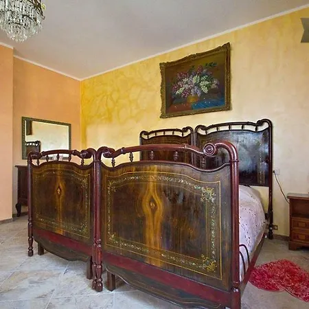 לינה וארוחת בוקר Villamir 3*