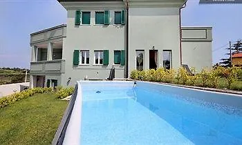 לינה וארוחת בוקר Villamir