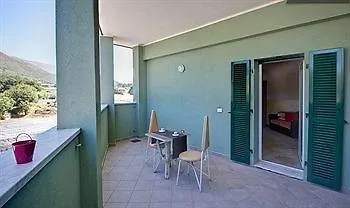 לינה וארוחת בוקר Villamir 3*